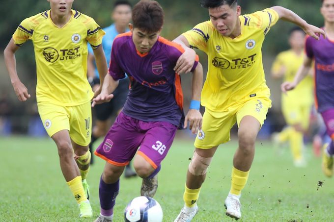 Hà Nội (áo vàng) đang xếp thứ 3 với 2 trận hoà liên tiếp. Ảnh: VFF