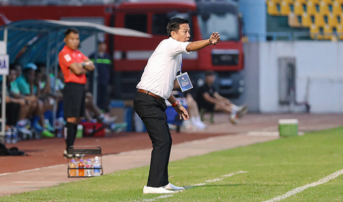 HLV Hoàng Anh Tuấn rời ghế thuyền trưởng Bắc Ninh sau thất bại 0-1 trước Quảng Ninh - Ảnh: BNFC