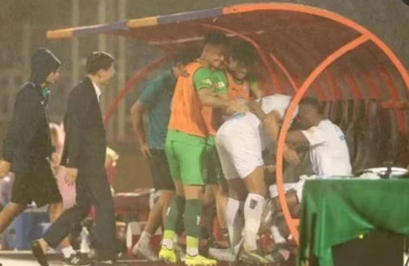 Cesar dính chấn thương.