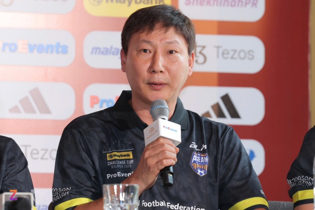 HLV Kim Sang-sik ở buổi họp báo (Ảnh: ZNews).