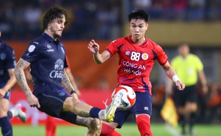 Buriram United (áo xanh đen) có thành tích tốt ở giải châu Á.