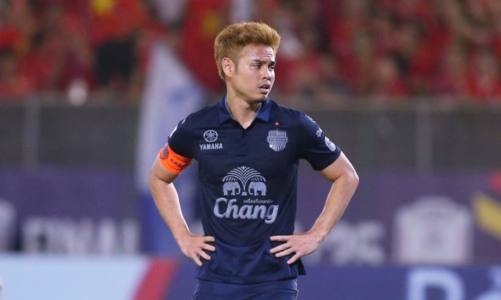 Theerathon Bunmathan nhiều lần va chạm với Quang Hải.