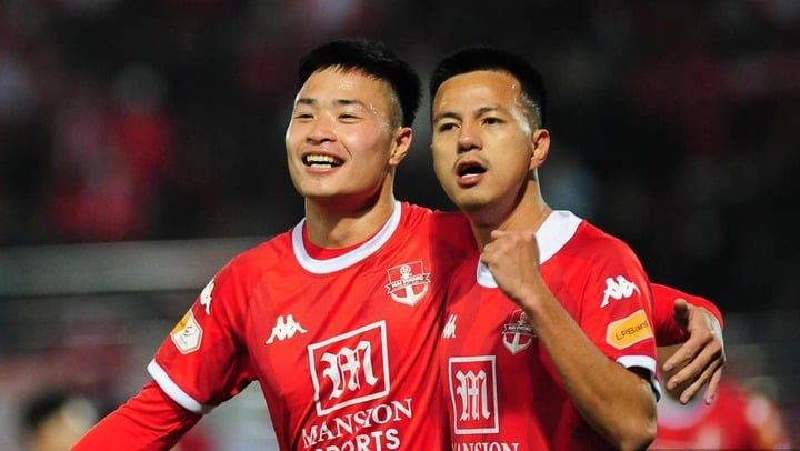 Đặng Văn Tới (trái) được triệu tập lên tuyển Việt Nam.