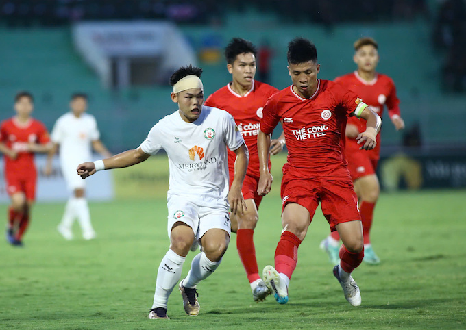 Ngọc Tín dẫu bị đau và băng kín đầu, nhưng vẫn ra sân ngay từ đầu trong màu áo Bình Định. Ảnh: CTV