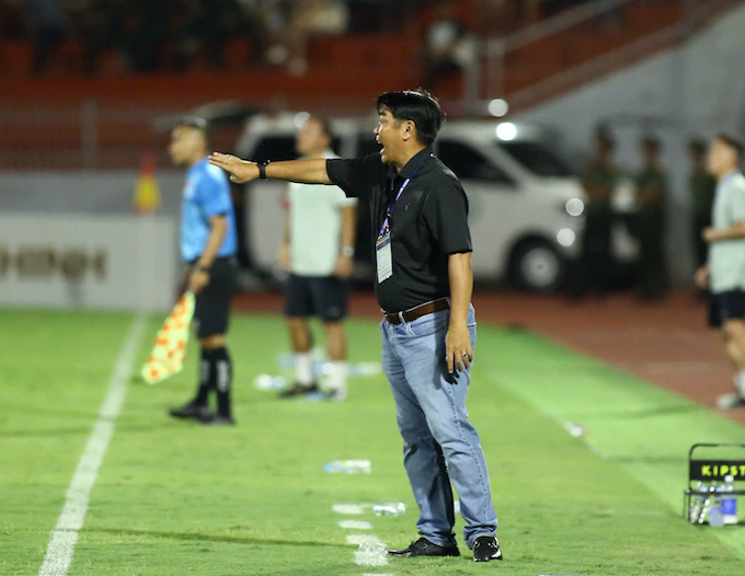HLV Trần Minh Chiến chỉ đạo trận đấu. Ảnh: CTV