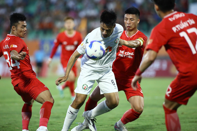 Hồng Quân tranh bóng cùng Tiến Dũng. Ảnh: CTV