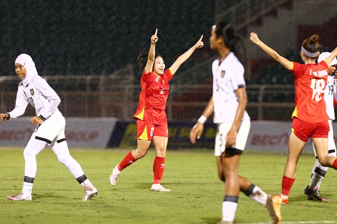 Hồng Minh ghi bàn thắng đẹp mắt, mở đầu cho chiến thắng đậm của chủ nhà. Ảnh: Tô An